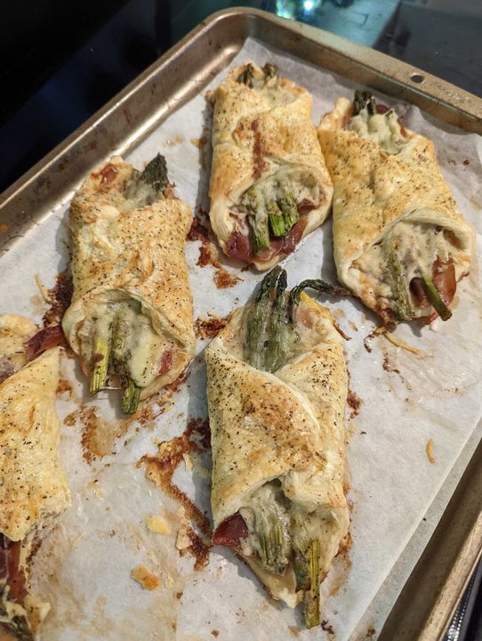 Cheesy Asparagus Puff Pastry Bundles